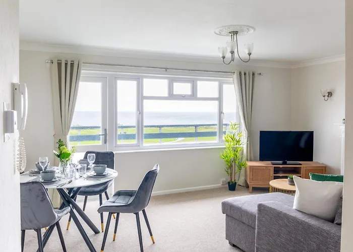 Breath Taking Sea View 2 Bedroom Sleeps 6- Parking