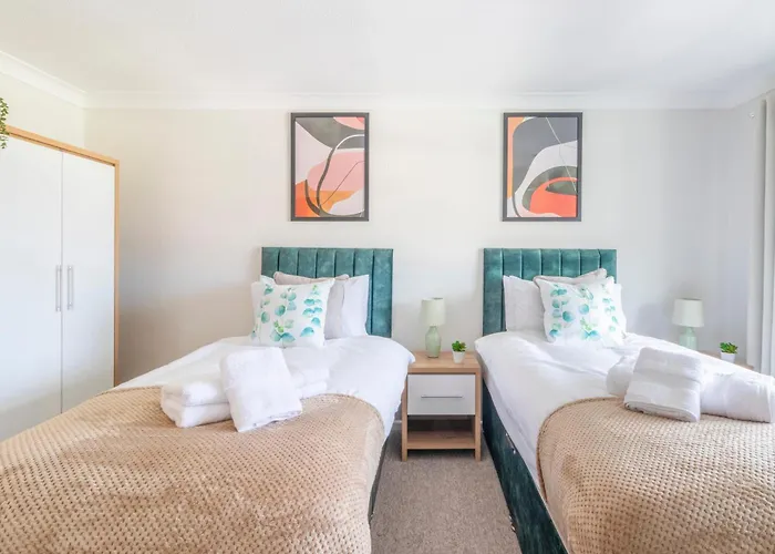 Breath Taking Sea View 2 Bedroom Sleeps 6- Parking
